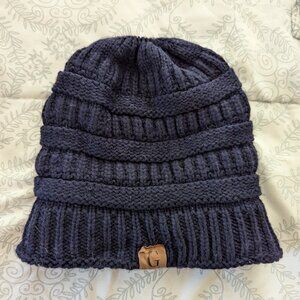 Warm knit hat with ponytail hole